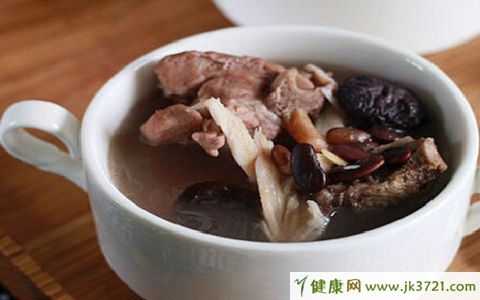 自制护发素偏方 【中医佳方】图荐《偏方 护发防脱发：何首乌黄芪鸡蛋煲！》