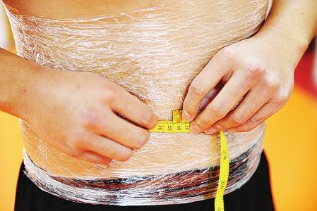 保鲜膜减肥的正确方法 保鲜膜减肥的坏处