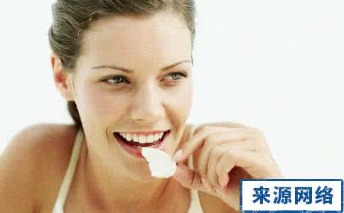 口腔溃疡好难受 口腔溃疡疼难受 香油一含疼不愁 