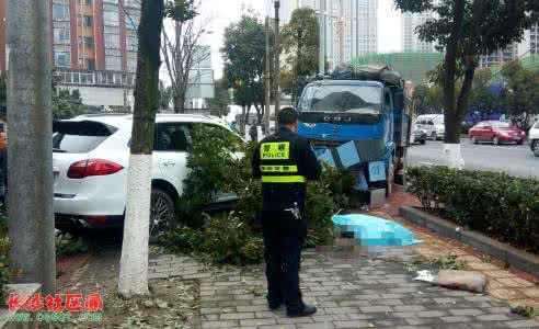 卡宴追尾大货车 西二环意外:大货车撞卡宴,过路人被香樟树砸中身亡