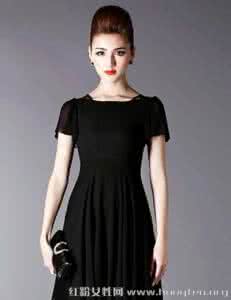 黑色连衣裙夏装 职业夏装 经典黑色连衣裙职业性感搭配 新款夏装穿出高贵气质