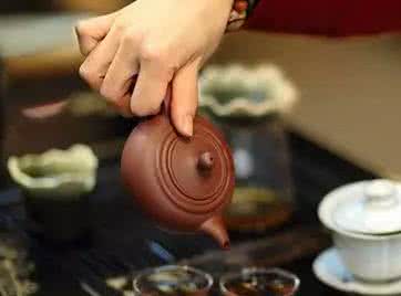 经期喝茶的害处 茶把我们害惨了，千万千万别喝茶了！别怪我发晚了！
