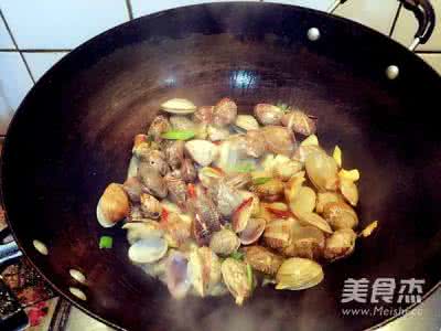 葱辣鼻子蒜辣心 家常葱爆蒜香辣炒花蛤