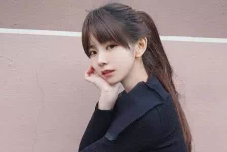 穿黑色毛衣的男人乐文 黑色毛衣 黑色毛衣怎么穿不土？看看她们就知道了！