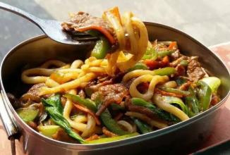 炒乌龙面 电饭煲做炒乌龙面，好吃不止一点点！