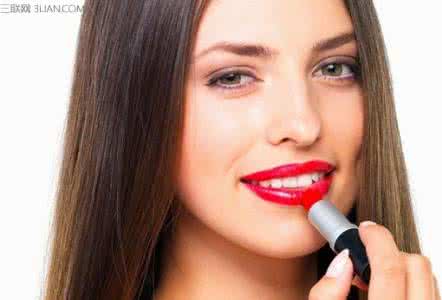怎样使嘴唇红润水嫩 让嘴唇看起来水嫩弹力的技巧