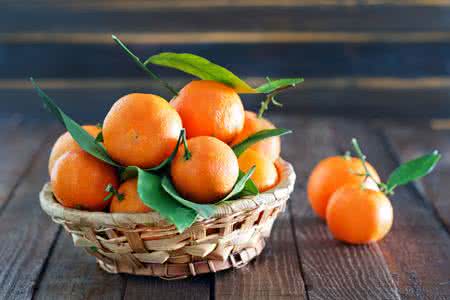 桔子热量 桔子热量 桔子的热量有多少？减肥时吃桔子有用吗？