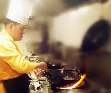 一张桌子 跟这家店就点了一道菜，一张桌子差点儿没放下！