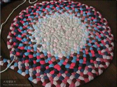 最简单的旧衣服编地垫 旧衣服编的地垫