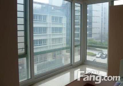 客厅连阳台窗帘如何挂 阳台窗如何选购