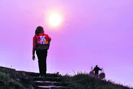 小时候常坐在父亲肩头 父亲肩头一片雪白……