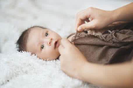 新生儿吐奶后打嗝 新生儿吐奶后打嗝的原因