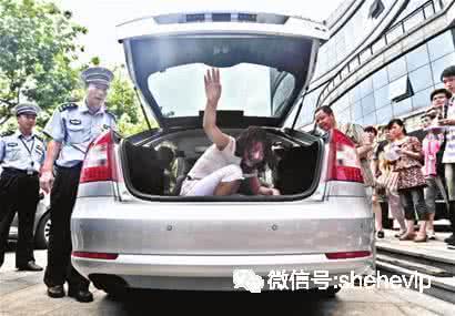 汽车后备箱逃生暗道 一个逃生暗道,就在汽车后备箱,可惜太少人知道了