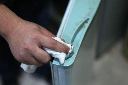 洗干净的衣服有汗臭味 洗干净的衣服有汗臭味 冰箱一定要清洗储水盒，否则再干净，臭味还是去不掉！