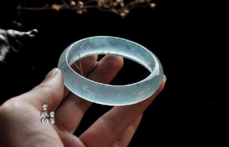 冰种和玻璃种的区别 玻璃种和冰种哪个好 戴了三个月的玻璃种手镯，居然变成冰种的了？