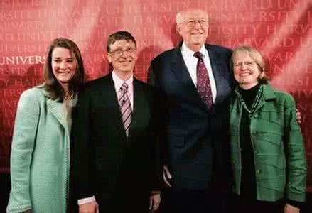 首富比尔盖茨的女儿 世界首富比尔.盖茨坚定的认为：女人决定了一个家族的未来！