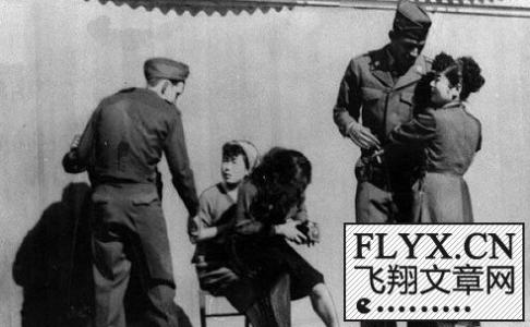 解放军女兵被俘虏 美军咋对越南女兵俘虏 二战日本冲绳女兵 若被美军俘虏了应咬舌自尽！