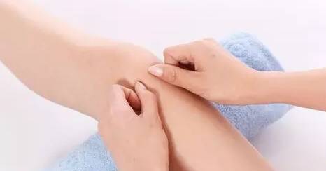 膝关节骨刺中药外敷 缓解膝关节疼痛 中药泡脚、贴敷缓解膝关节疼痛