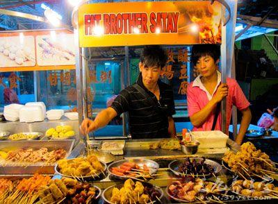 路边摊食品安全问题 六成人吃路边摊后胃肠不适 应建食品追溯