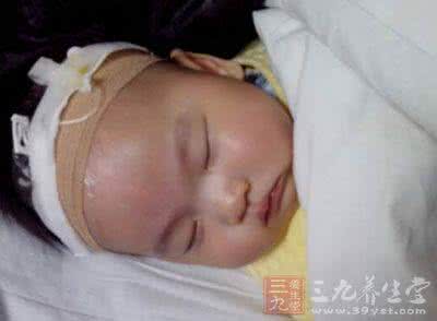 钟丽淇女儿患罕见病 11个月大女婴患罕见病 喉咙现呼噜声