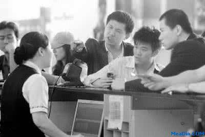 民航局谈航班延误新规 航班延误时，民航员工在做什么？？