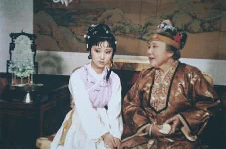 贾母喜欢黛玉还是宝钗 她美到让宝钗嫉妒！贾母曾明示：堪配宝玉！为何没进金陵十二钗？