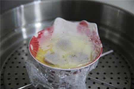 鸡蛋羹用热水还是冷水 家有宝宝鸡蛋羹怎么做?鸡蛋羹加温水还是热水?