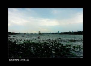 波涛声震大明湖 波涛声震大明湖 大明湖一抹蓝,一波碧