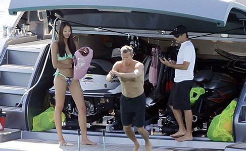 贺军翔 罗紫琳 贺军翔罗紫琳空降青岛!COACH Holiday系列概念店于青岛万象城盛大开幕