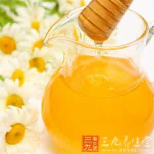 柠檬蜂蜜的功效与作用 柠檬蜂蜜水的功效与作用 喝它竟能促消化