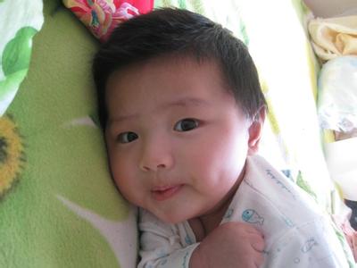 宝宝双手紧握发狠使劲 宝宝握在手里的智慧