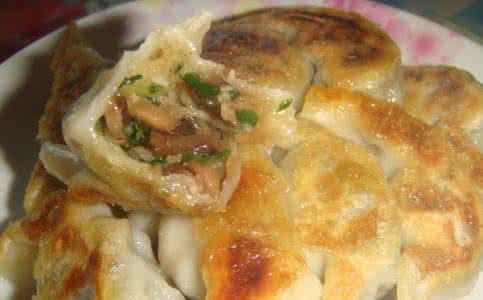 锅贴和煎饺的区别 【三鲜锅贴】懒人版的煎饺来了！！！
