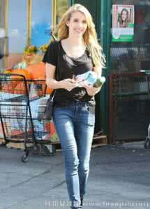 艾玛罗伯茨街拍2017 艾玛罗伯茨街拍 高腰裤显高显瘦穿衣术 艾玛罗伯茨街拍示范