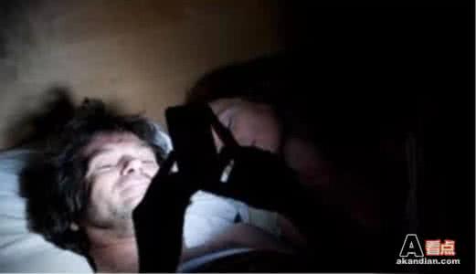 关灯玩手机的危害 关灯后玩手机伤害到底有多大