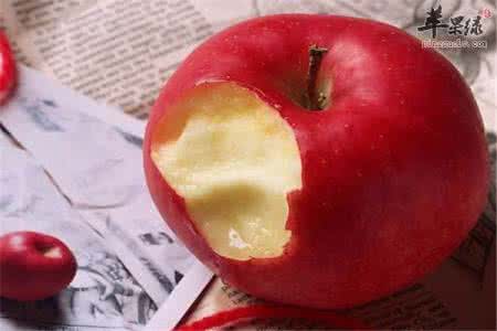 今晚不醉不归 吃苹果喝啤酒 就着苹果,喝啤酒,今晚不醉不归!