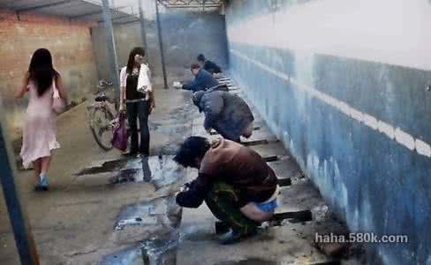 沦为下贱的公共厕所 清理厕所手贱把这俩东西混一起 结果被送进医院