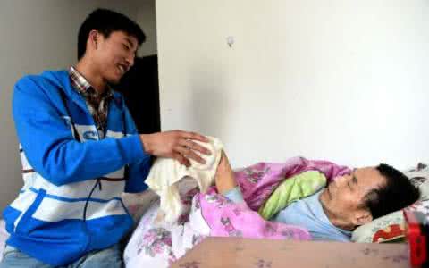 爸爸瘫痪妈妈与亲家公 男孩带爸爸上高中 乱按哪些地方会瘫痪