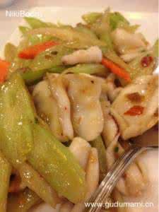 类似蘑菇炒鱿鱼的小说 芹菜鱿鱼小卷 + 蘑菇豆腐