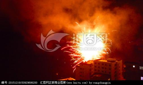 请给我穿上红色的衣服 夏日穿上大红色成为最闪耀的那团火光