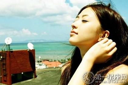 爱情如死之坚强 谁不是在爱情里一边受伤，一边学着坚强
