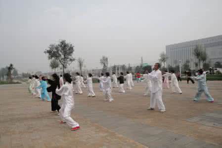 邱慧芳42式太极拳演练 民间太极拳传人公园演练牛家铺太极拳(宫廷太极拳)108式,这种太极拳不多见哦......