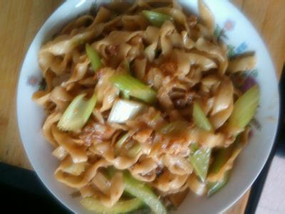 刀削面的由来 刀削面的做法大全 刀削面的由来与做法大全 2704字 投稿：龙鏻鏼