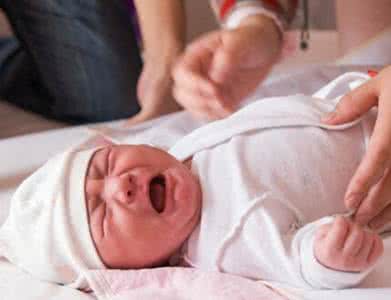 新生儿晚上哭闹不睡觉 新生儿晚上睡觉哭闹原因和解决方法