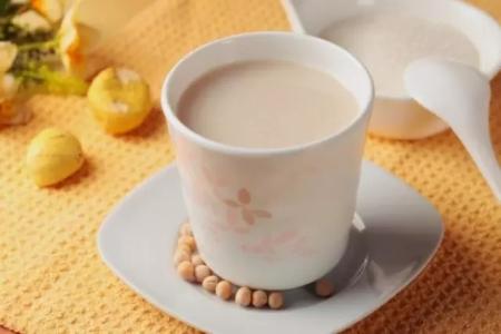 喝什么豆浆可以丰胸 豆浆什么时候喝丰胸 喝豆浆真的可以丰胸吗