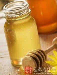 睡前空腹喝牛奶好吗 睡前空腹喝牛奶好吗 睡前醒后空腹都不适合饮蜂蜜水