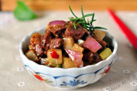 榨菜蒸牛肉 榨菜牛肉丁:大热天让人食欲爆发的家常小炒