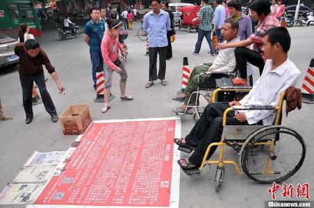 上海现奇葩乞讨者 街头采访 啪啪 多少次 深圳街头乞讨者真假难辨！你中招过多少次？