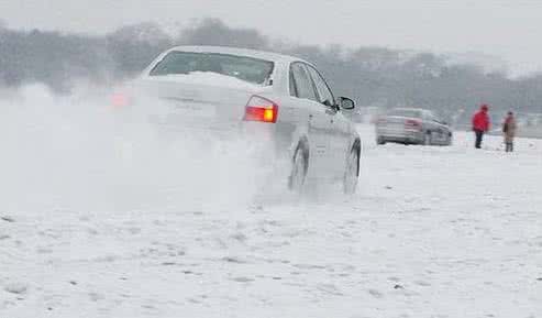 冰雪路面行车注意什么 冰雪路面驾车需要注意什么？