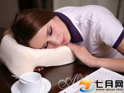 午休趴着睡打嗝 午休趴着睡 午休怎样睡才健康?午休趴桌睡易得7种病