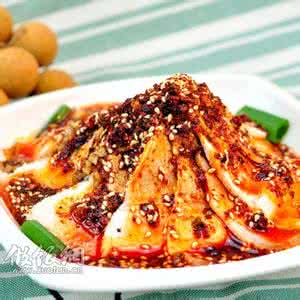 川味蒜泥白肉 川味蒜泥白肉：“蒜”辣与酸辣的均衡